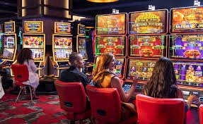 Antarmuka aplikasi mobile ikan128 menampilkan live-dealer tables dan sportsbook